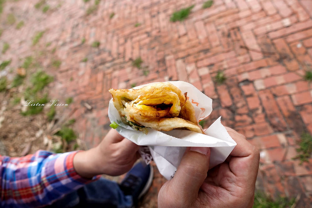 CP值爆表的「香煎蔥油餅」加蛋只要 15 元，慢來ㄟ甲謀啦 / 台南灣裡排隊美食